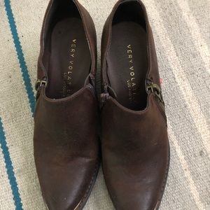 Pointed toe leather side zip clogs